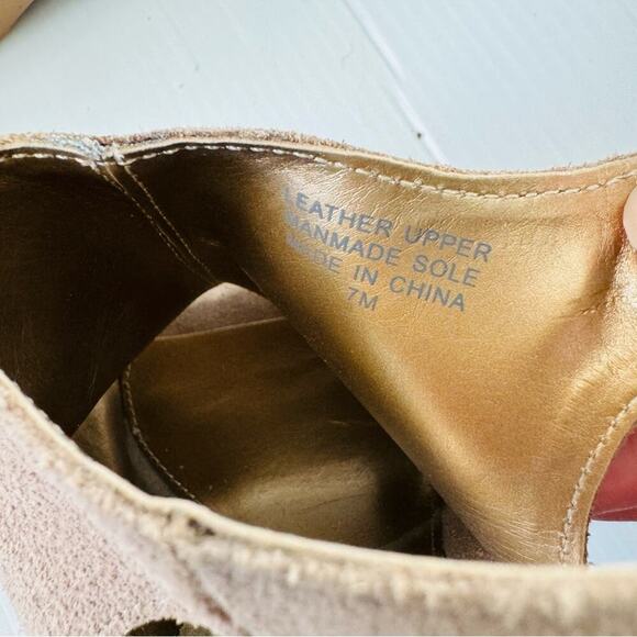 NWOT Ann Taylor Loft suede peep toe wedges tan size 7 stacked heel - Picture 12 of 12